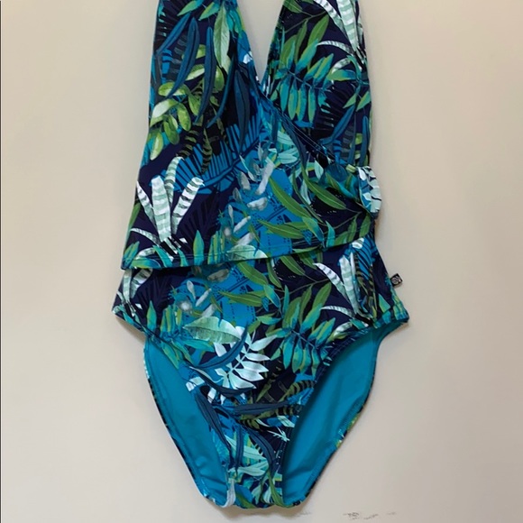 NWT La Vie En Rose Halter Swimsuit 🩱 - Picture 7 of 15